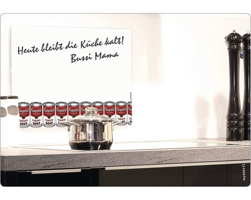 Magnettafel mit der Aufschrift ''Heute bleibt die Küche kalt! Bussi Mama'' und Andy Warhol Campbell''s Soup Motiven im Küchenbereich