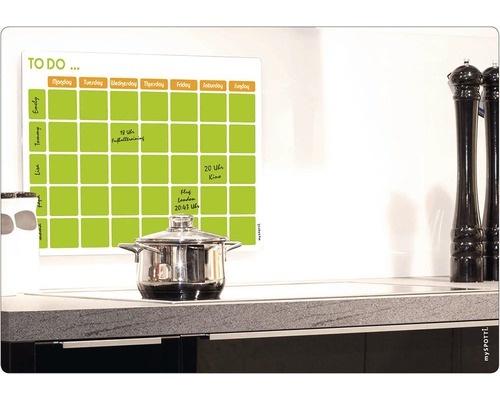 Wochenplaner mit Kochtopf in der Küche