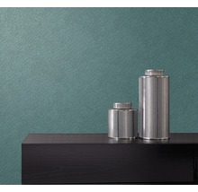 Gros plan d''un mur avec un papier peint intissé et deux vases décoratifs sur une commode