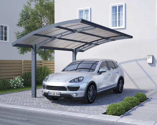 Carport mit Auto vor einem Haus