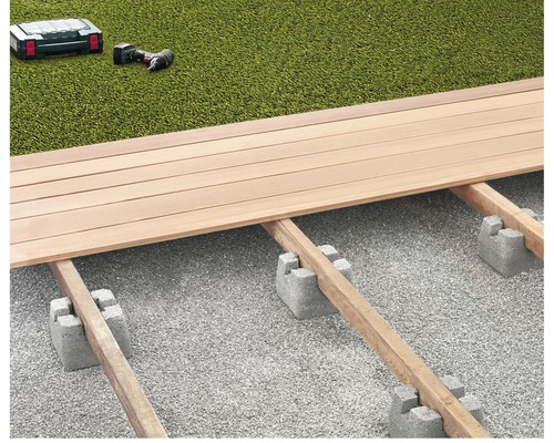 Aufbau einer Holzterrasse mit Unterkonstruktion, Terrassenplatten und Werkzeug