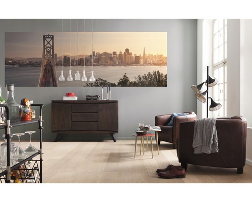 Salon avec buffet, fauteuils, lampadaire et peinture murale