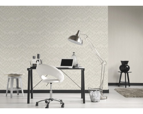 Arbeitszimmer mit Schreibtisch, Stuhl, Stehlampe und gemusterter Tapete