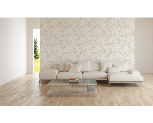 Wohnzimmer mit Sofa, Couchtisch und gemusterter Tapete