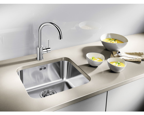 Spültisch mit Armatur und Speisenzubereitung