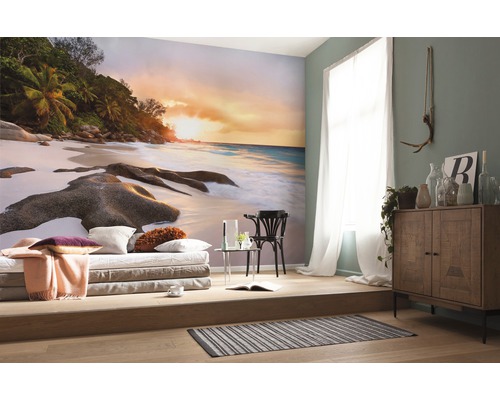 Salon avec papier peint photo d''une scène de plage tropicale au coucher du soleil
