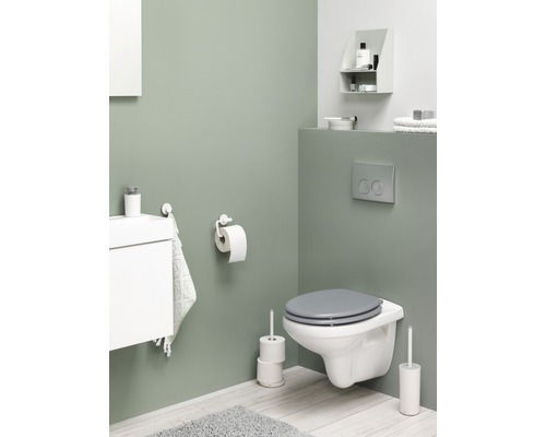 Salle de bains moderne avec WC suspendu, lavabo, étagère et accessoires