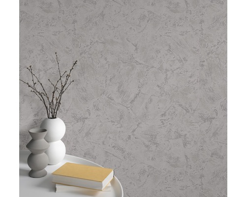 Wand mit Strukturtapete, Tisch, Buch und Vasen