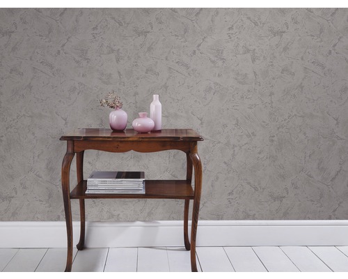 Dekorative Wand mit Strukturputz, Holztisch und Vasen