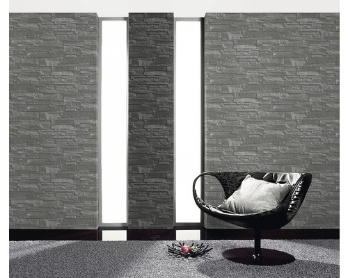 Salon avec papier peint aspect pierre et fauteuil