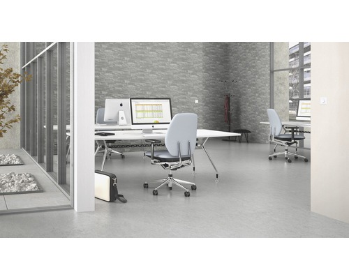 Espace de bureau moderne avec bureaux, chaises de bureau et ordinateurs