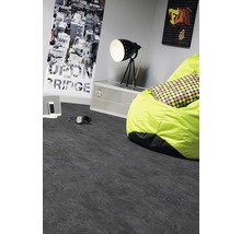 Intérieur avec sol gris, pouf et décoration