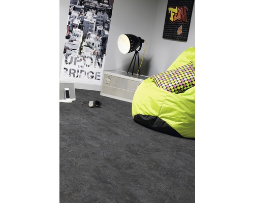 Innenraum mit grauer Bodenfläche, Sitzsack und Dekoration