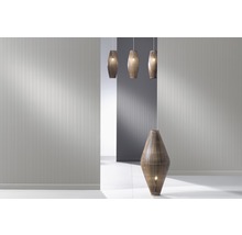Raum mit gestreifter Tapete und dekorativen Lampen
