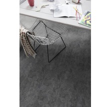 Revêtement de sol dans un bureau avec chaise et bureau