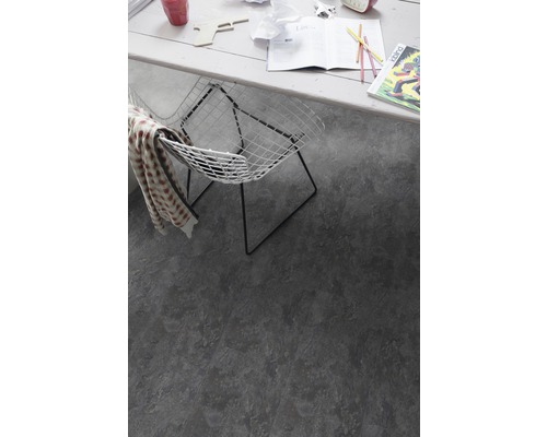 Bodenbelag im Arbeitszimmer mit Stuhl und Schreibtisch