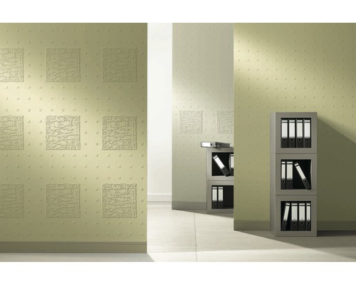 Intérieur avec papier peint à motifs et étagère de bureau
