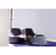 Wohnzimmer mit Sofa, Couchtisch, Stehlampe und Teppich