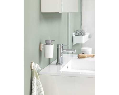 Salle de bain avec lavabo, robinet, distributeur de savon et porte-serviettes