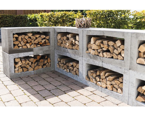 Pierres en béton empilées comme étagère pour le bois de chauffage à l''extérieur.