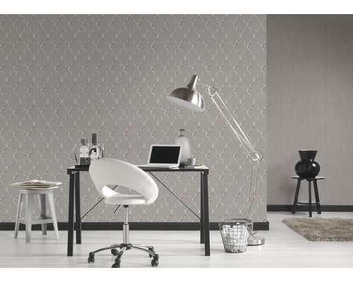 Dekoratives Arbeitszimmer mit gemusterter Tapete, Schreibtisch und Bürostuhl