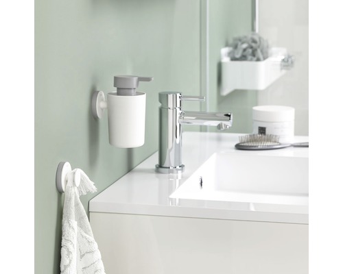 Salle de bain moderne avec lavabo, robinet, distributeur de savon et porte-serviettes