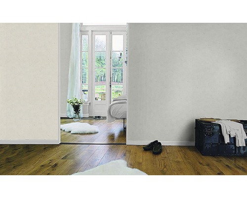 Heller Raum mit dezent gemusterter Tapete, Holzboden und Blick in den Garten.