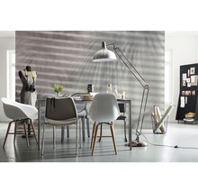 Helles Esszimmer mit Esstisch, Stühlen, Stehlampe und Dekoration