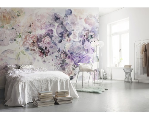 Pièce lumineuse avec papier peint photo à motif floral, lit et accessoires