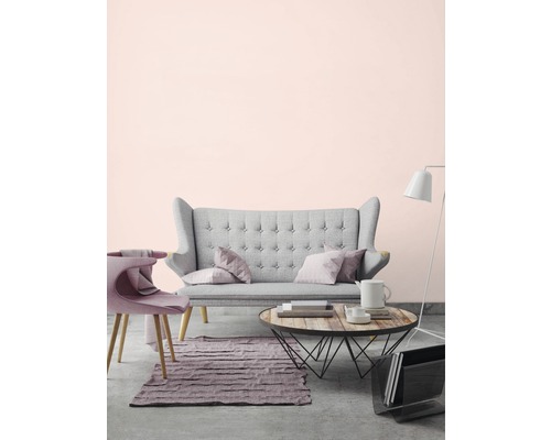 Salon avec canapé, fauteuil, tapis et table basse