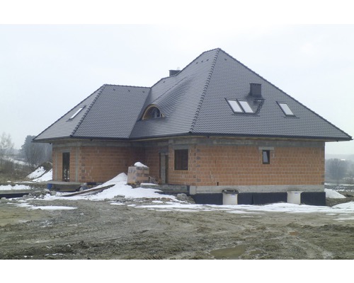 Unfertiges Haus mit Ziegelfassade und Ziegeldach