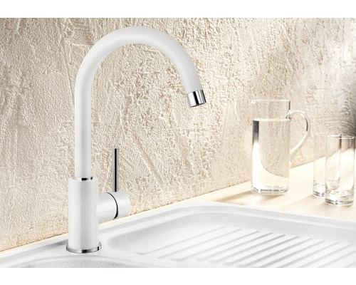 Robinet de cuisine blanc avec bec haut et évier