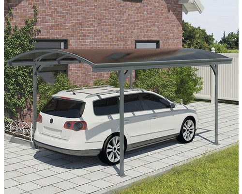 Auto unter Carport vor einem Haus
