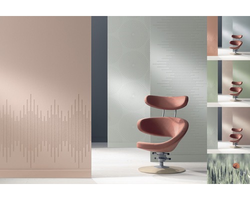 Aménagement intérieur avec une chaise pivotante moderne devant un mur à motifs géométriques