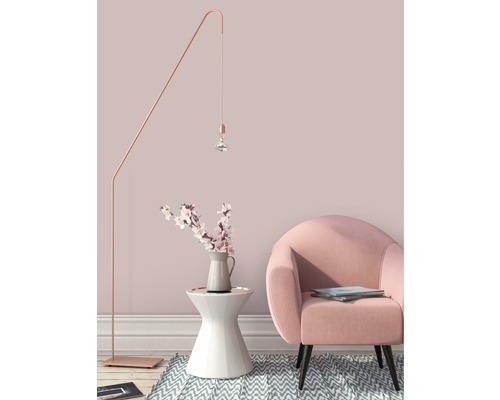 Dekorative Inneneinrichtung mit Stehlampe, Beistelltisch mit Blumenvase und Sessel.