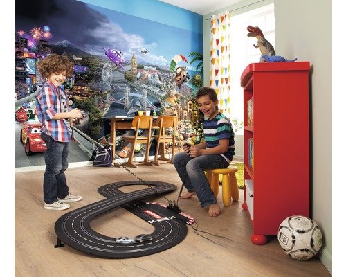 Kinderzimmer mit Fototapete, Rennbahn und zwei Jungen beim Spielen