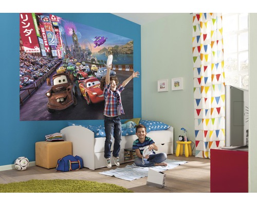 Kinderzimmer mit Wandbild Rennstrecke, Bett und spielenden Kindern