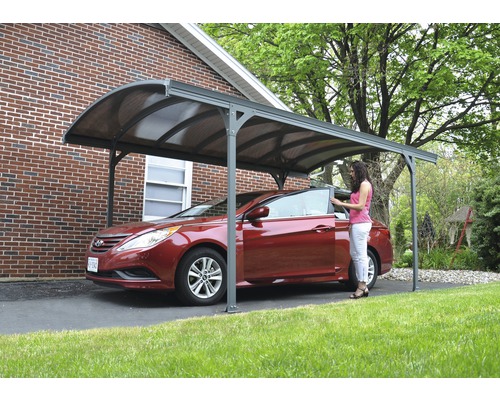 Carport mit Auto und einer Frau