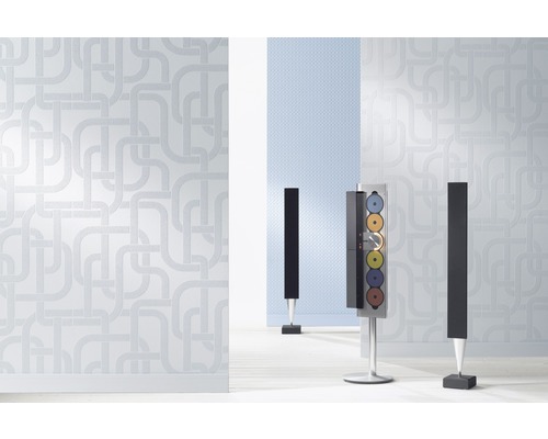 Pièce lumineuse avec papier peint à motifs et système audio