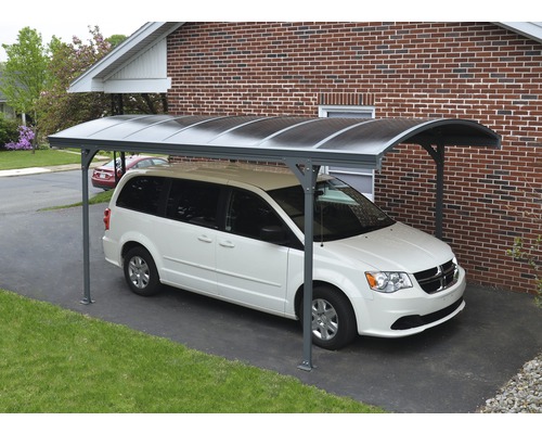 Überdachter Autoabstellplatz mit einem geparkten Auto vor einem Haus
