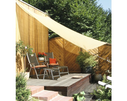 Terrasse mit Sonnensegel, Gartenmöbeln und Pflanzen