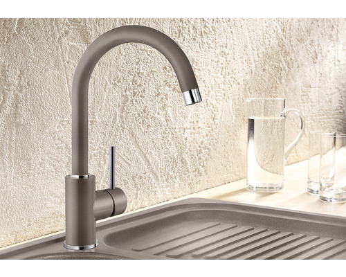 Robinet de cuisine à côté d''un évier avec pichet d''eau et verres