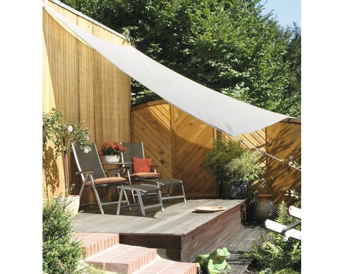 Sonnensegel über einer Terrasse mit Gartenmöbeln als Schattenspender