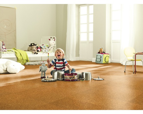 Helles Kinderzimmer mit Korkboden, Kind spielt Schlagzeug mit Kochtöpfen