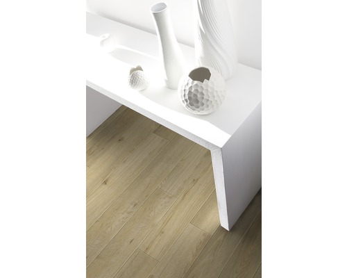 Helle Holzbodenfliesen mit weißen Dekorationsvasen auf einem weißen Tisch