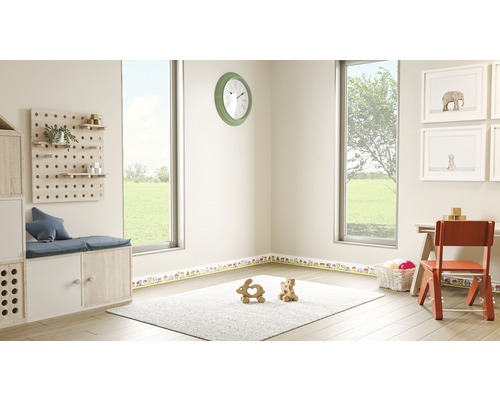 Chambre d''enfant lumineuse avec des étagères, une armoire, une horloge murale et de la décoration