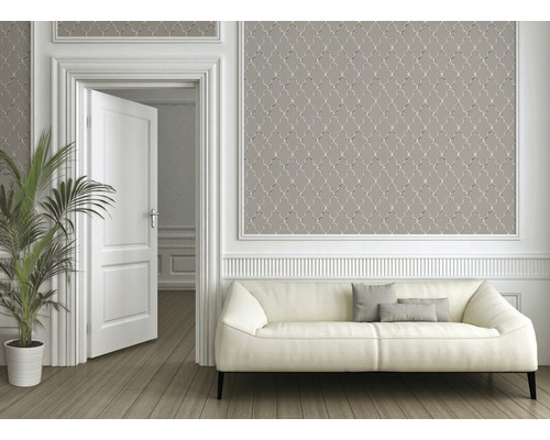 Heller Raum mit Ornamenttapete, Sofa und Zimmerpflanze