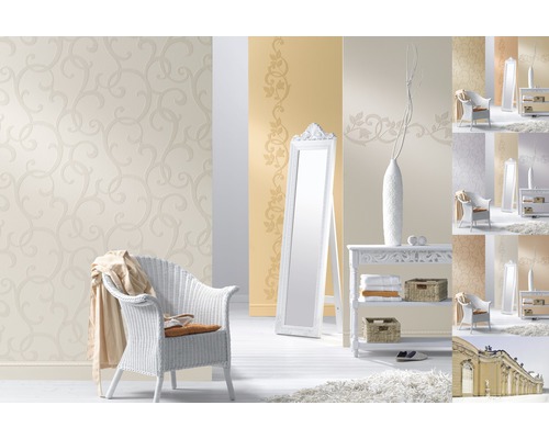 Pièce décorative avec papier peint à motifs, fauteuil et miroir