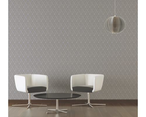 Wohnraum mit strukturierter Tapete, zwei Stühlen, einem Tisch und einer Hängelampe.