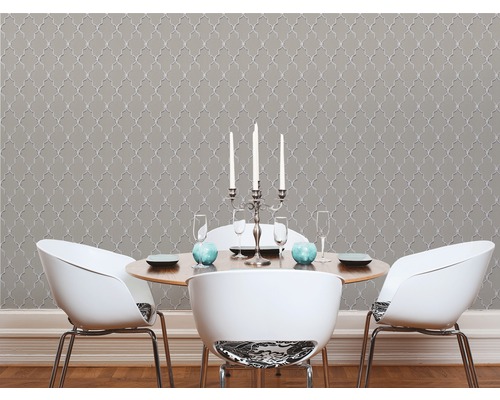 Esszimmer mit Esstisch, Stühlen und gemusterter Tapete